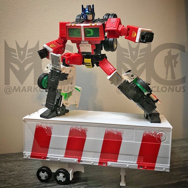 Official In Hand Image Transformers Holiday Optimus Prime Design  (6 of 10)